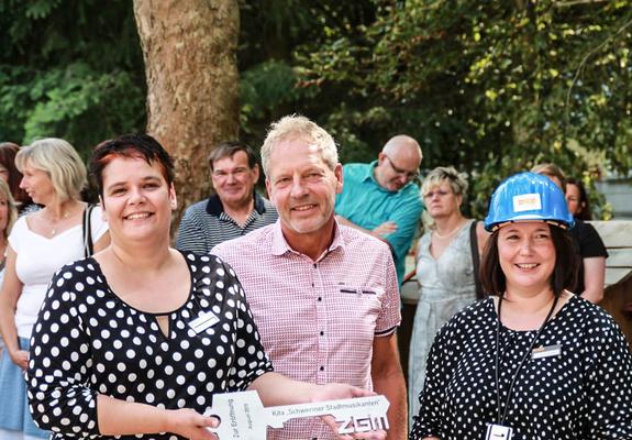 Symbolische Schlüsselübergabe, v.l.: Kita-Leiterin Grit Pieper, Berge Dörner (ZGM) und Jana Ruder (ASB Kreisverband)