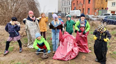 Unter dem Motto: „Schwerin.Schön.Sauber.“ hat der SDS zum jährlichen Frühjahrsputz aufgerufen. Hunderte rote Müllsäcke wurden verteilt und von fleißigen Helferinnen und Helfern gefüllt. Insgesamt trugen sie dabei fast 18 Tonnen Abfall zusammen.