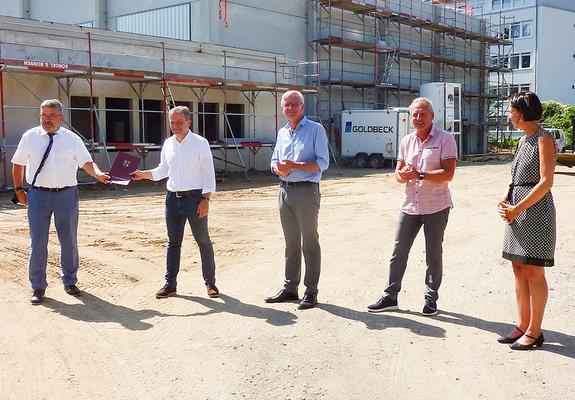 V.l.: Innenminister Lorenz Caffier, OB Dr. Rico Badenschier, Ulrich Bartsch (Werkleiter ZGM), Berge Dörner (stellv. Werkleiter ZGM) und Manuela Gabriel (FD Schulen)