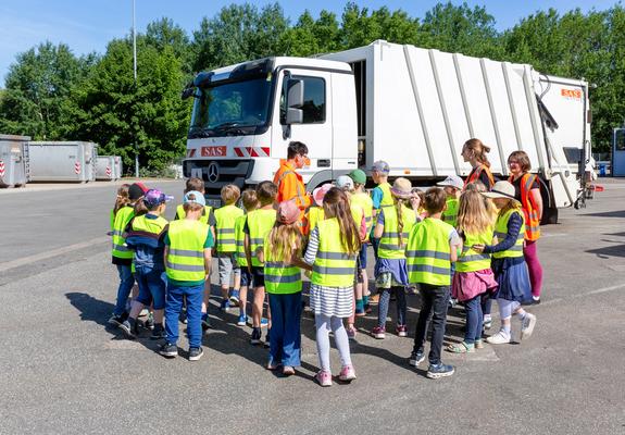 Das Betriebsgelände der Schweriner Abfallentsorgungs- und Straßenreinigungsgesellschaft mbH (SAS) ist vor allem für Kinder ein spannender Ort. Da gibt es so viel zu entdecken und zu erleben.