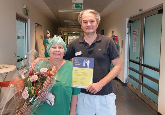 Chefarzt Prof. Oliver Heese (r.) bedankte sich bei Marion Drath für 50 Jahre unermüdlichen Einsatz, Fotos: Helios