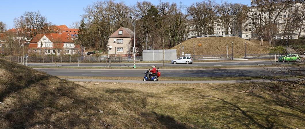 Die Stadt plant den Neubau einer Radwegbrücke über die Ludwigsluster Chaussee im Zuge der Stadionstraße. Die Vorlage zu einem entsprechenden Grundsatzbeschluss wurde am Dienstagabend erstmals im Hauptausschuss der Stadtvertretung beraten.