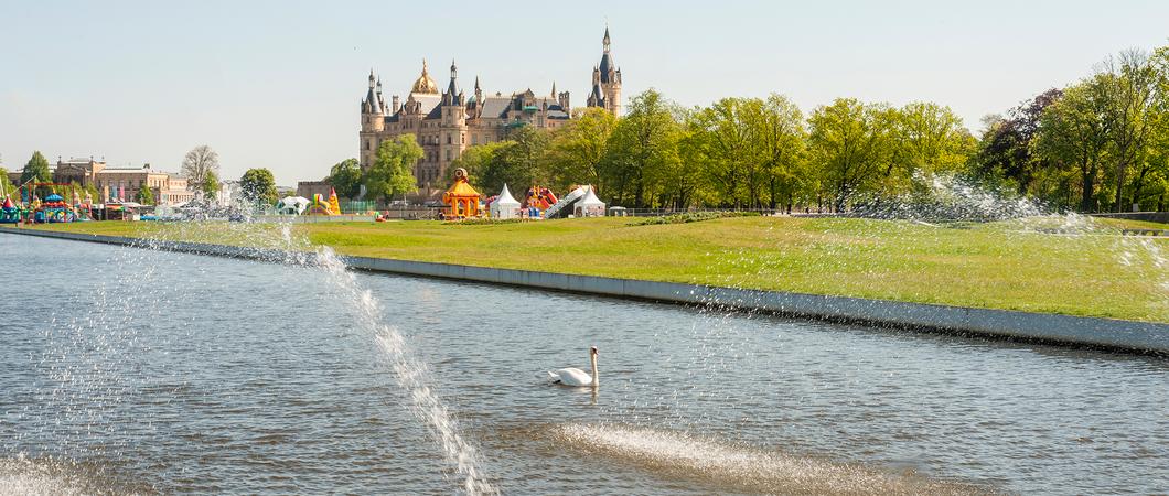 Ein neuer Spielort der Schlossfestspiele sind die schwimmenden Wiesen, Foto: maxpress