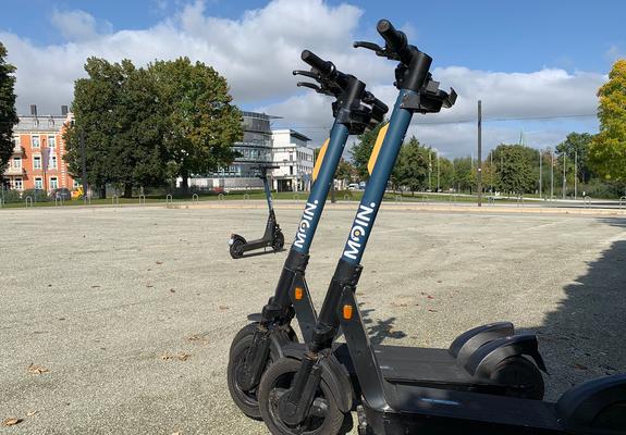 Über Nacht waren sie da – 100 E-Roller in Schwerin. Seit Mitte September stehen sie über die Stadt verteilt am Bahnhof, am Bertha- Klingberg-Platz und da, wo ihre Nutzer die Fahrt beendet haben.