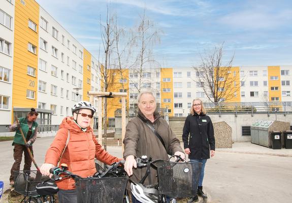 Das Ehepaar Sabine und Hans-Joachim Lück und WGS-Mitarbeiterin Antje Bannow vor der neu gepflanzten Eberesche in der Egdar-Bennert-Straße