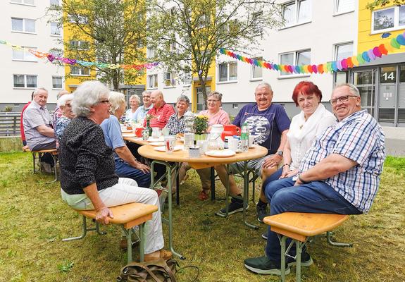 Nettes Beisammensitzen und Plaudern brachte die Nachbarn in der Edgar-Bennert-Straße einander näher, Foto: maxpress