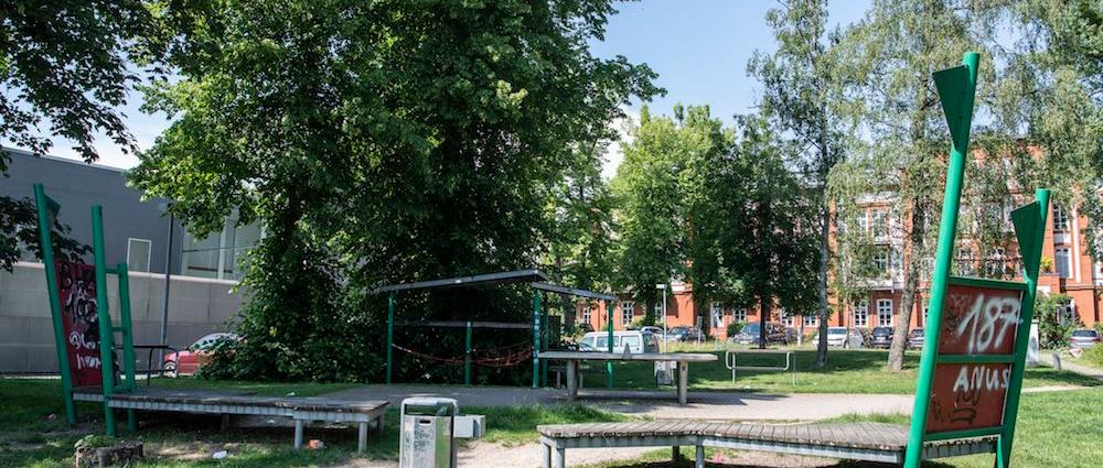 Der Spielplatz in der Straße Reiferbahn ist ein vielgenutzter Anlaufpunkt für Kinder zum Toben und Abtenteuer erleben. Viele Menschen aus den umliegenden Wohngebieten, oder die zu Fuß in die Stadt unterwegs sind, verbringen hier gerne Zeit.