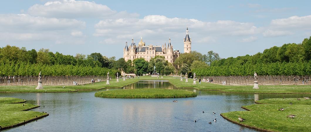 Stadtfuehrung-Schwerin Schlossgarten-Blick-zum-Schloss c maxpress-haupt