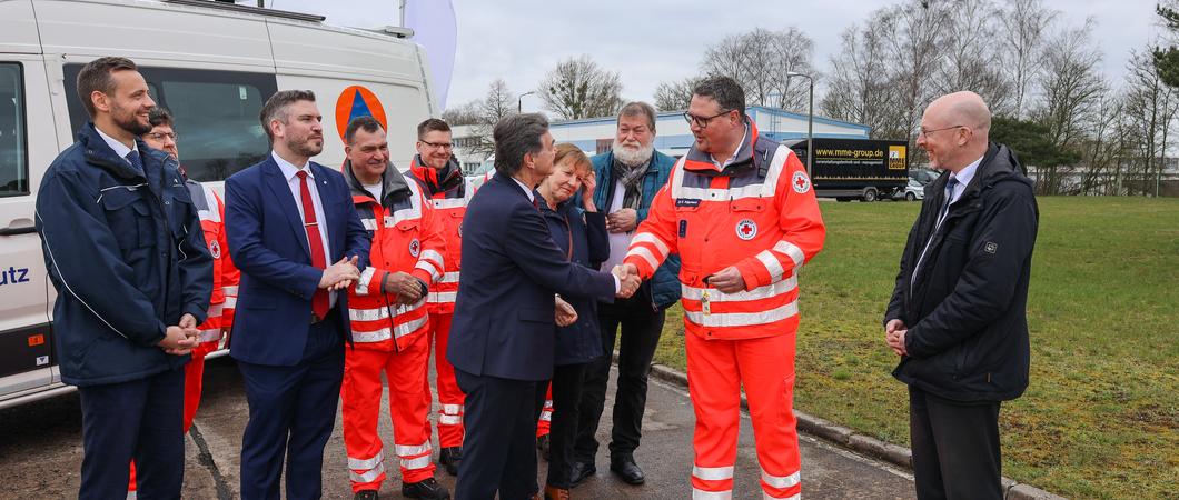 Innenminister Christian Pegel hat heute in Schwerin mit Ralph Tiesler, Präsident des Bundesamts für Bevölkerungsschutz und Katastrophenhilfe, drei neue Mannschaftstransportwagen übergeben