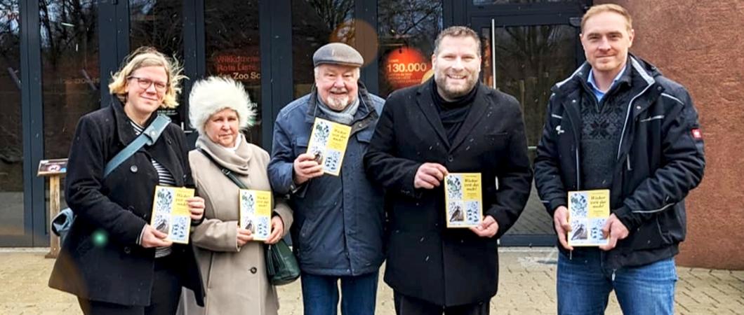 Dr. Tim Schikora (Direktor), Dr. Daniel Trepsdorf (Vorsitzender des Kulturausschusses und Aufsichtsratsmitglied Zoo), Werner und Bärbel Brinckmann (Autor), Carmen Tarrach (Geschäftsführerin Heimatverband MV)