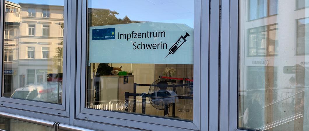 Die Zeit der langen Schlangen vor den Impfzentren ist schon länger vorbei, nun zieht die Landeshauptstadt die Konsequenz: Der Impfstützpunkt am Seiteneingang des Schlosspark-Centers Schwerin wird ab 28. Februar 2023 geschlossen und zurückgebaut.