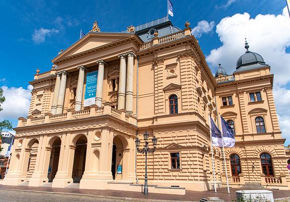 Mit vier Premieren an zwei Tagen startet das Mecklenburgische Staatstheater unter der neuen Leitung des Generalintendanten Hans-Georg Wegner am letzten Septemberwochenende 2021 in eine aufregende neue Spielzeit in Schwerin und Parchim