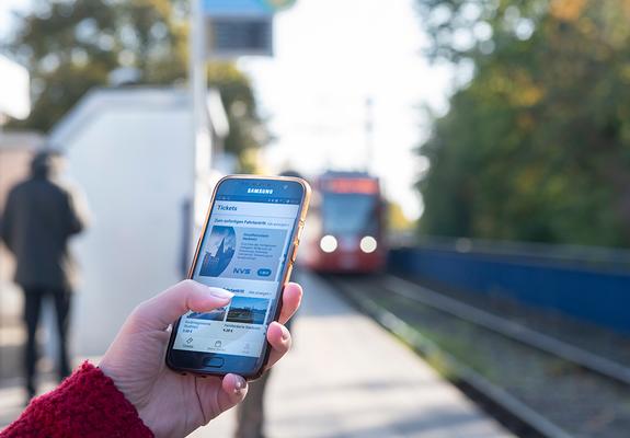 Kein langes Kleingeld-Gesuche, langes Anstehen in der Schlange oder Warten auf Wechselgeld – Fahrgäste können ihr Ticket schnell per App kaufen