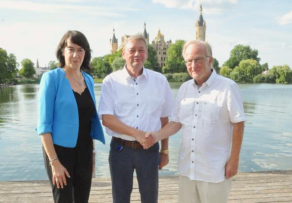 Petra Beyer (l.) und Georg-Christian Riedel (r.) dankten dem langjährigen SAE-Chef Lutz Nieke (Mi.) für seine Tätigkeit, Foto: maxpress/ba