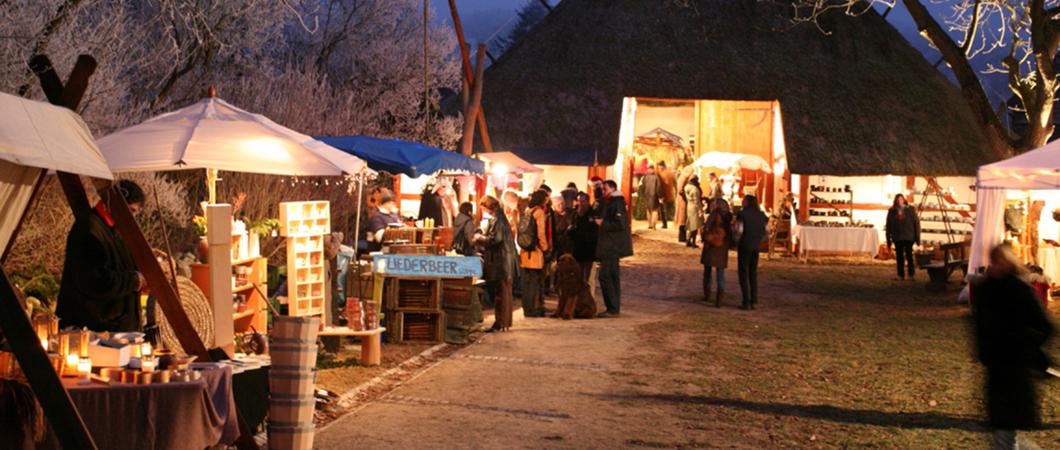 Zwischen Bauernkaten, Scheune und Alter Dorfschule erstrahlt am vierten Adventswochenende wieder der Mueßer Weihnachtsmarkt. Auf dem weitläufigen Gelände des Freilichtmuseums herrscht gemütliches und familiäres Treiben und es gibt viel zu entdecken.