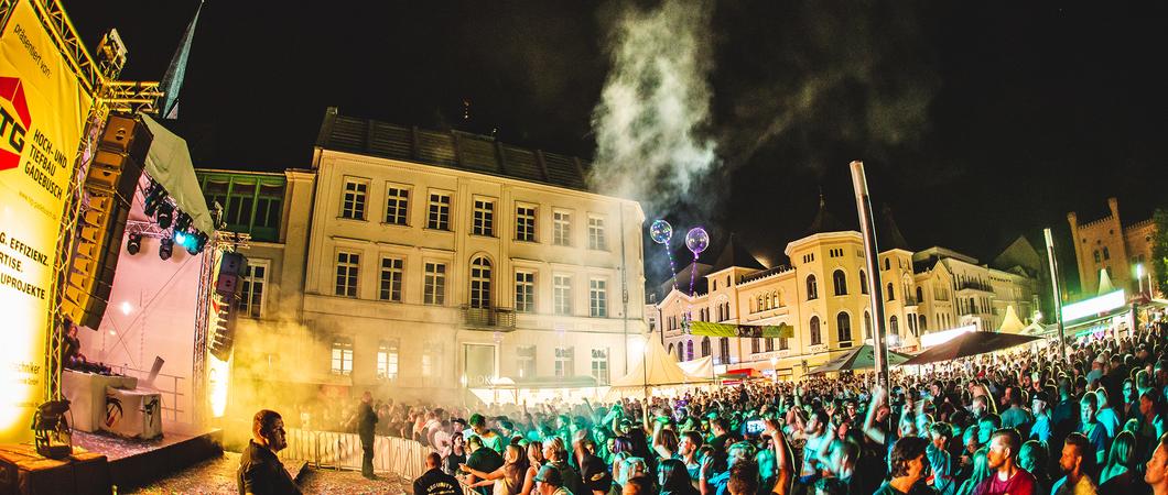 Packende Wettkämpfe, stimmungsvolle Atmosphäre und gemütliche Gelegenheiten zum Verweilen: All das gibt es beim Drachenbootfestival am Pfaffenteich.