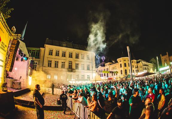 Packende Wettkämpfe, stimmungsvolle Atmosphäre und gemütliche Gelegenheiten zum Verweilen: All das gibt es beim Drachenbootfestival am Pfaffenteich.