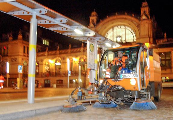 Eine der Kehrmaschinen, mit denen die Straßen, Wege und Plätze in der Landeshauptstadt regelmäßig angefahren und gereinigt werden