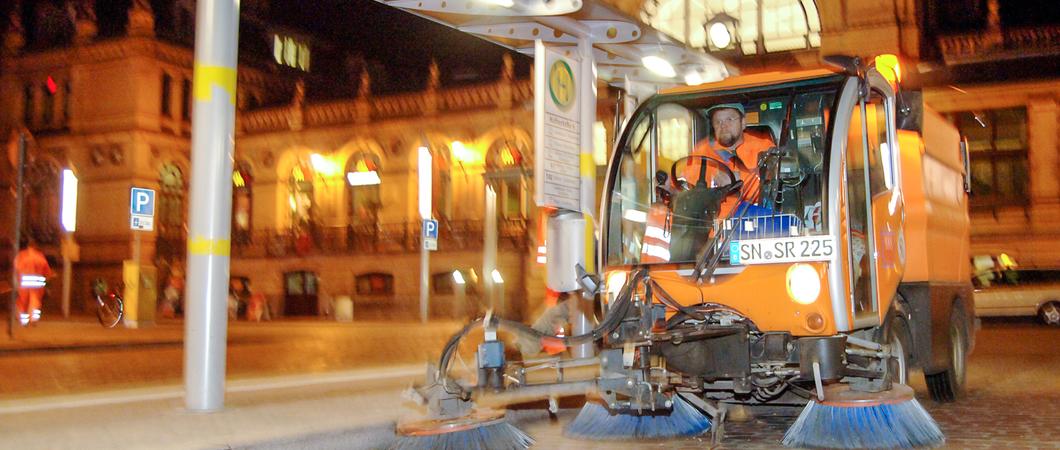 Eine der Kehrmaschinen, mit denen die Straßen, Wege und Plätze in der Landeshauptstadt regelmäßig angefahren und gereinigt werden