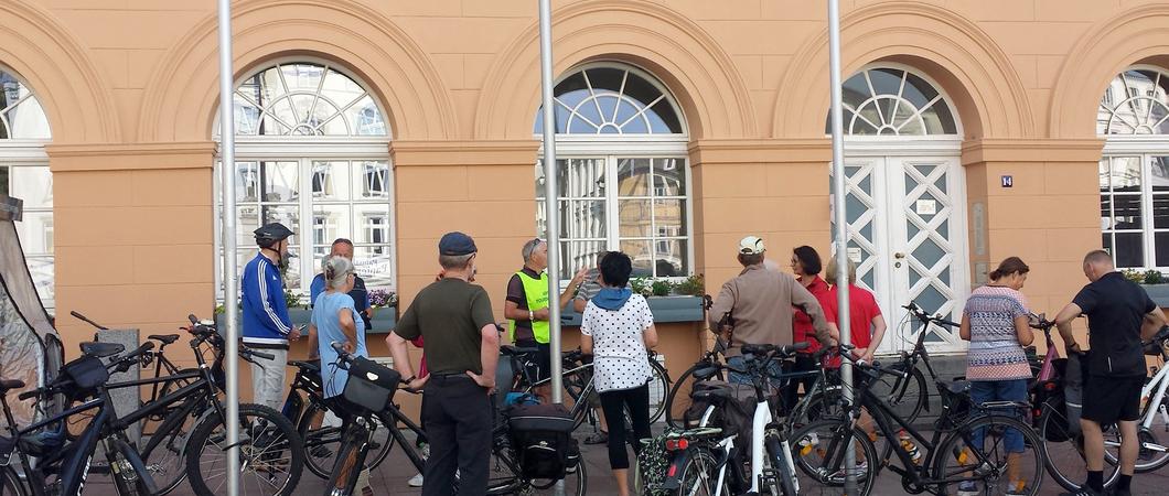 In den Sommermonaten bietet die Schweriner Regionalgruppe des Allgemeinen Deutschen Fahrrad-Clubs (ADFC) Feierabendtouren an, deren Ziel vorher eigentlich nur der Tourenleiter kennt. Aber in diesem Jahr ist es anders.