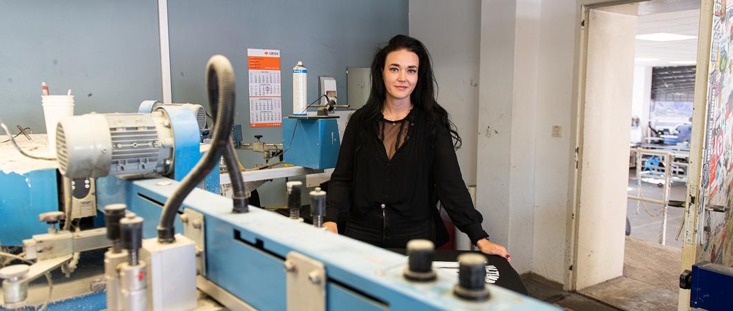 Am Siebdruckkarussell werden bei der Werbeunion Textilien hochwertig bedruckt. Stefanie Gutte hat die Produktion dabei im Blick, Foto: maxpress