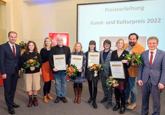 Kai Lorenzen (l.), Vorstandsvorsitzender der Sparkasse Mecklenburg-Schwerin und Schwerins Oberbürgermeister Rico Badenschier (r.) mit den Preisträgern des Kunst- und Kulturpreises, Foto: Rainer Cordes