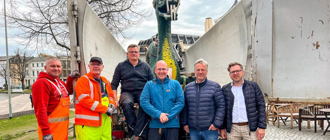 Jedes Kind kennt ihn, und auch viele erwachsene Schweriner lieben den fröhlichen Holzdrachen des Bildhauers Nando Kallweit. Dieser sorgte jetzt dafür, dass sein Kunstwerk vom exponierten Standort am Pfaffenteich abtransportiert wurde