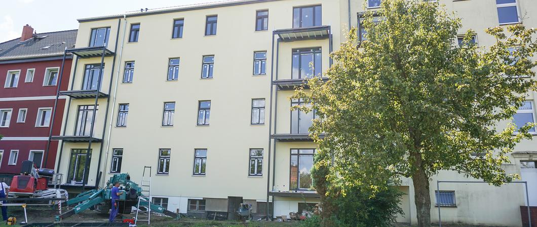 Die Modernisierungsarbeiten in der Robert-Beltz-Straße 20 schreiten zügig voran. Im August erfolgte der Anbau neuer Balkone, die den zukünftigen Mietern noch mehr Wohlfühlatmosphäre versprechen.