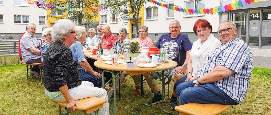 Nettes Beisammensitzen und Plaudern brachte die Nachbarn in der Edgar-Bennert-Straße einander näher, Foto: maxpress