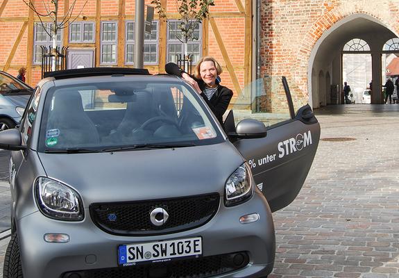 Vielfach als teurer Trend belächelt, haben sich E-Fahrzeuge mittlerweile einen festen Platz im Straßenverkehr erobert. Sie sind leise, umweltschonend – und dank Förderprogramm begeistern sich mehr und mehr Autofahrer für eine elektromobile Zukunft.