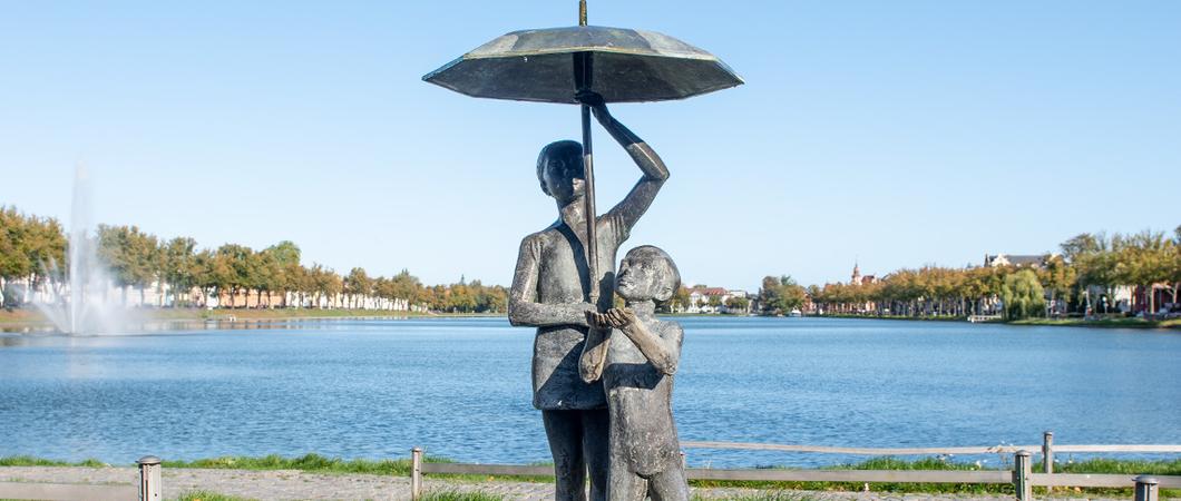 Skulptur-Denkmal-Schwerin Schirmkinder-Pfaffenteich c maxpress haupt