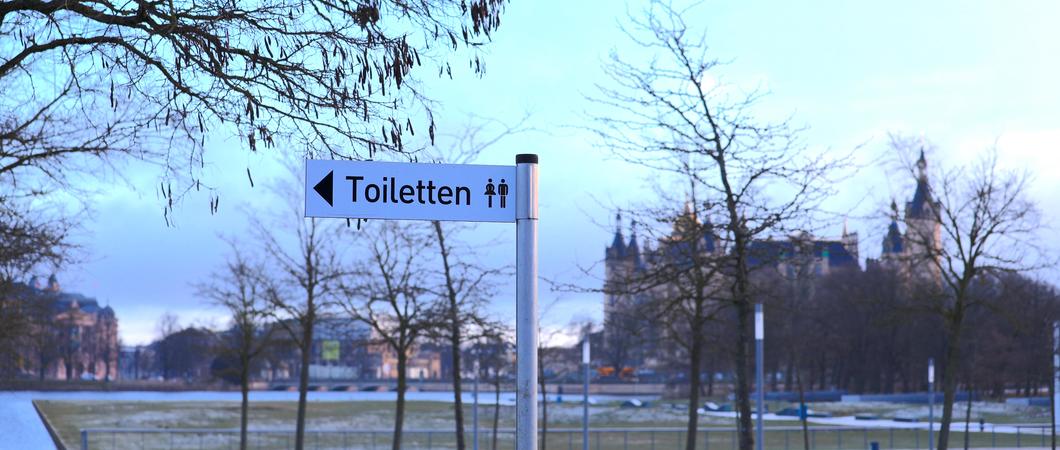 Die Stadtverwaltung hat dem Hauptausschuss der Stadtvertretung heute ein neues Konzept für die Bewirtschaftung der öffentlichen Toiletten in Schwerin vorgestellt. Es beinhaltet ein Standortkonzept mit wichtigen Neubau- und Sanierungsmaßnahmen