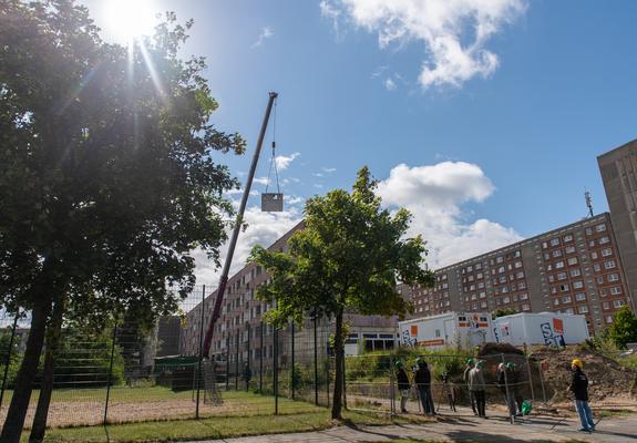 Um genau 10 Uhr ging es los: Die erste Dachplatte des Fünfgeschossers in der Pankower Straße 3 schwebte aus 15 Metern Höhe nach unten.