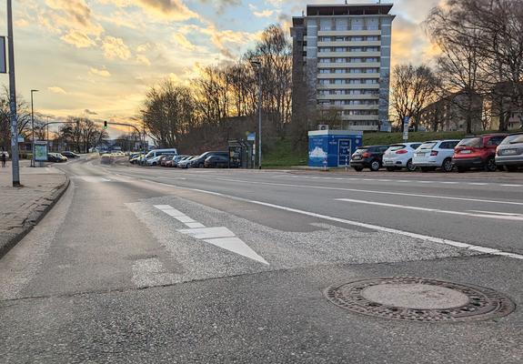 Die Wittenburger Straße ist mit ihrer Verlängerung in die Straße Vor dem Wittenburger Tor und die Neumühler Straße eine der wichtigsten Zufahrtstraßen nach Schwerin.