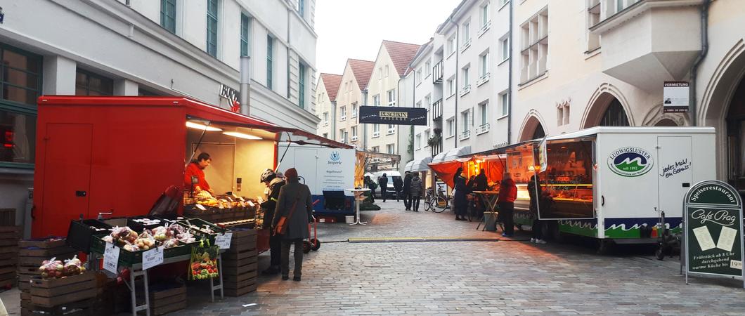 Der Wochenmarkt findet in der Weihnachtszeit in der Schloss- und Puschkinstraße statt, Foto: Stadtmarketing Schwerin/Catharina Groth