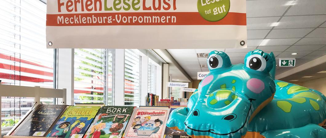 Schülerinnen der 4. bis 6. Klassen können sich ab dem 7. Juni 2021 in der Hauptbibliothek in den Schweriner Höfen oder in der Stadtteilbibliothek Neu Zippendorf für das Lese-Sommer-Special „FerienLeseLust“ anmelden und sofort abtauchen