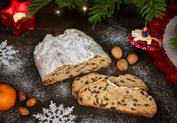 Ein Muss in der Vorweihnachtszeit – ein saftiger Stollen mit viel Rosinen.