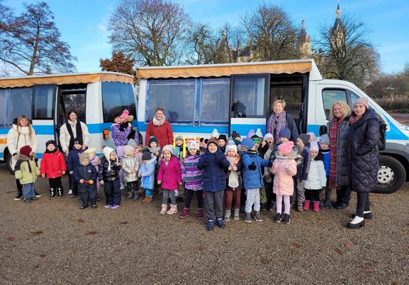 Rund 30 Kinder des KibU-Projektes „Kinderbetreuung auf Ukrainisch“ machten sich am Freitag zu einer Stadtrundfahrt mit der Petermännchen-Bahn auf, Foto: KibU/Lisa-Marie Brahm