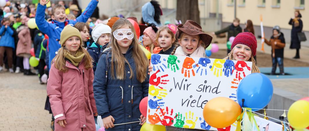 So viele Kinder sind sonst kaum auf den Straßen rund um den Hort Mitte zu sehen. Beim Umzug um das Viertel bildeten sie eine mehrere hundert Meter lange Menschenschlange und zeigten: Wir sind viele!, Foto: maxpress