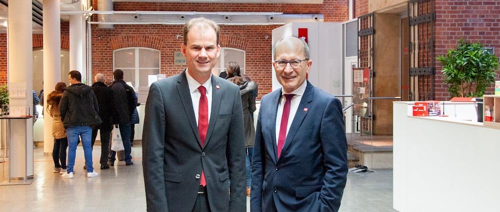 V.l.: Vorstandsvorsitzender Kai Lorenzen und Vorstandsmitglied Ulrich Kempf von der Sparkasse Mecklenburg-Schwerin