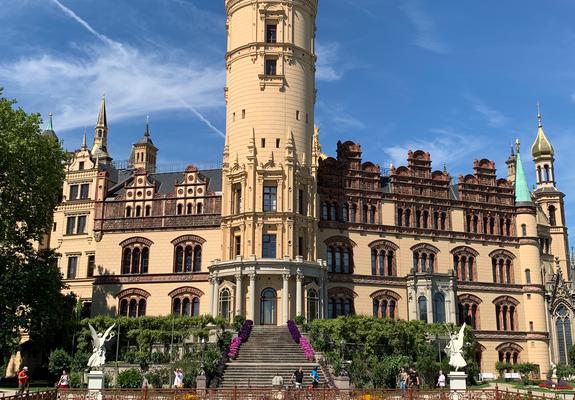 17 Aussteller und ein buntes Unterhaltungsprogramm bereichern den ersten GenussMarkt vom 1. bis 3.  Oktober im Innenhof des Schweriner Schlosses.