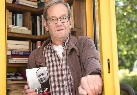 Reinhard Bonin ist großer Fan der WGS-Bücherzelle am Berliner Platz