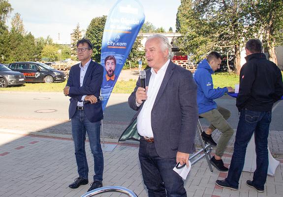 Dr. Josef Wolf (r.), Geschäftsführer der Stadtwerke Schwerin, und Baudezernent Bernd Nottebaum begrüßten die Unternehmer im Gewerbegebiet Sacktannen