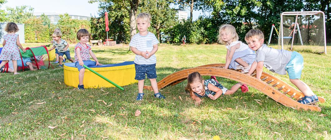 Judo oder Schwimmen mit den Freunden aus der Kindertagesstätte erleben? Das gelingt den Kindern der Kita „Jean Sibelius“ regelmäßig. 36 Krippen- und 54 Kindergartenkinder spielen und lernen in den Räumen des halbmondförmigen Gebäudes.