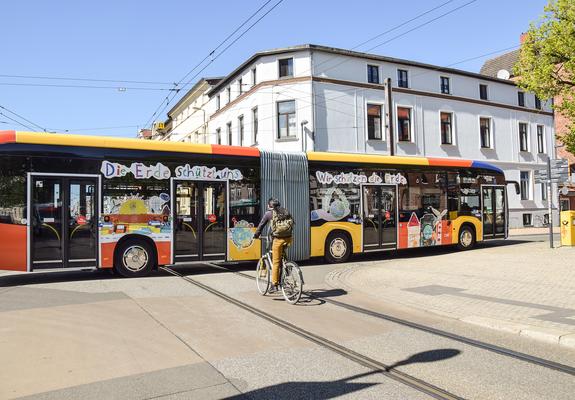 Der neue E-Gelenkbus des NVS fährt seit Kurzem mit bunten Kindermotiven durch Schwerin – die Siegerbilder aus einem Malwettbewerb im vergangenen Jahr.