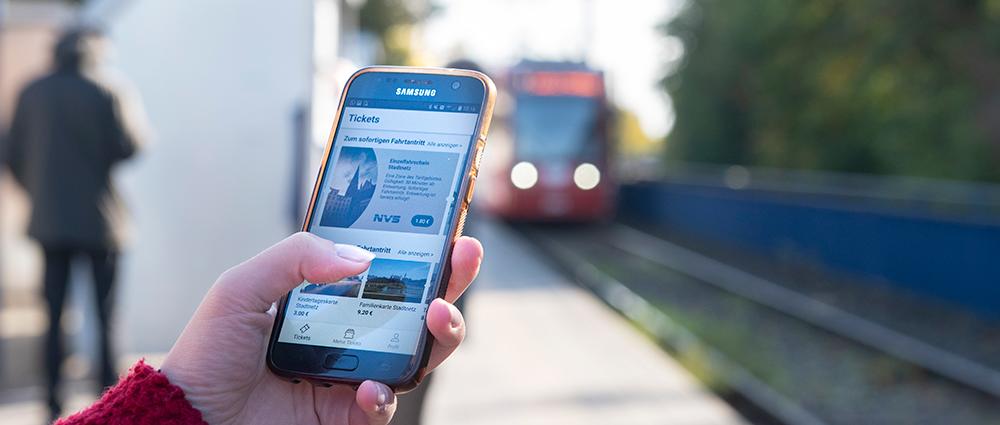 Kein langes Kleingeld-Gesuche, langes Anstehen in der Schlange oder Warten auf Wechselgeld – Fahrgäste können ihr Ticket schnell per App kaufen