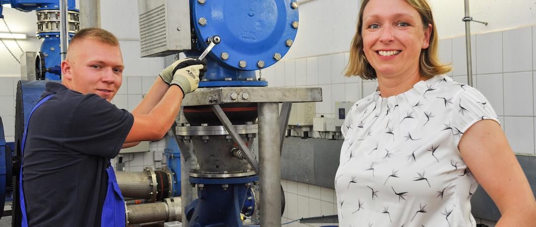 Azubi Marvin Hernjokl und Ricarda Martelock in einem Pumpwerk: Die Ausbildungsleiterin überzeugt sich gern vor Ort vom Vorankommen ihres Schützlings