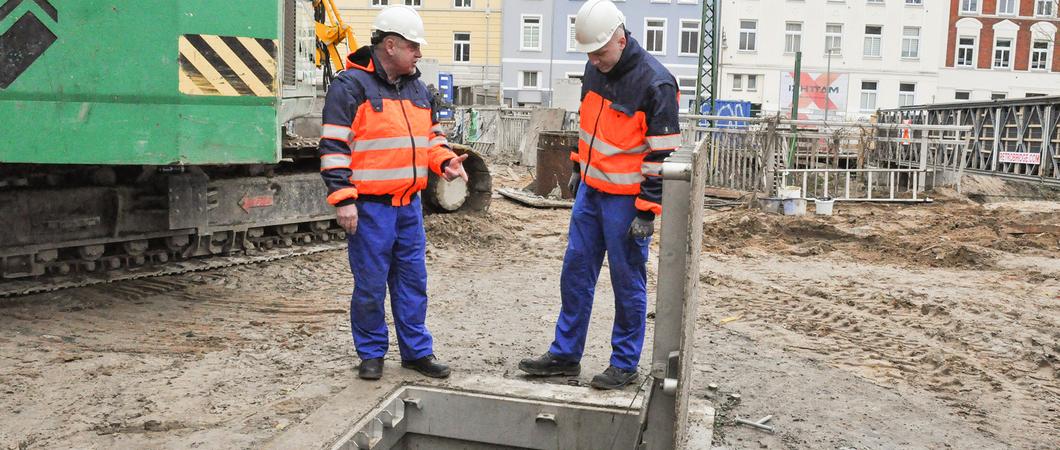 Die Verlegung der neuen  Mischwasserleitung in der Wallstraße gehört zu den spektakulärsten Bauarbeiten der Schweriner Abwasserentsorgung. Durch einen Medienkanal entsorgen künftig zwei Rohre bedarfsabhängig ein vom Gefälle her kompliziertes Einzugsgebiet