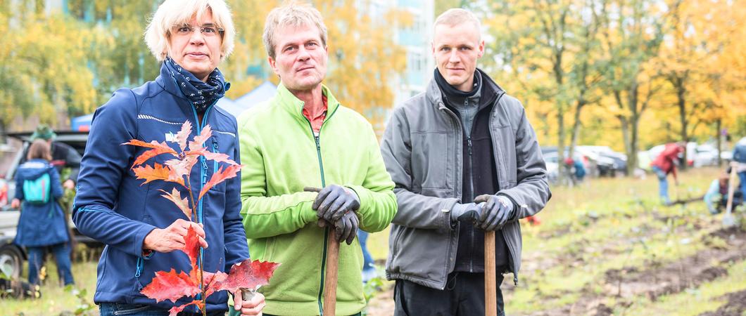 Manuela Friedrich, SWG-Mitarbeiter und Angehörige pflanzen den Klimawald