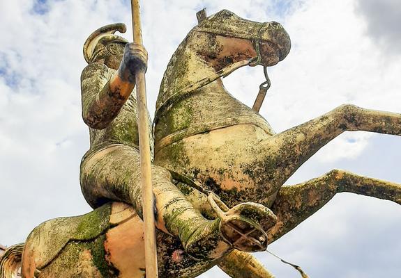 Der Goldene Reiter ist für die Landeshauptstadt, ähnlich wie der Bär für Berlin, ein Wahrzeichen. Schwerin gilt als die älteste der mecklenburgischen Städte und wurde von Heinrich dem ­Löwen im 12. Jahrhundert gegründet.